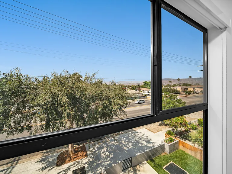 11516 Victory Blvd — Photo 36