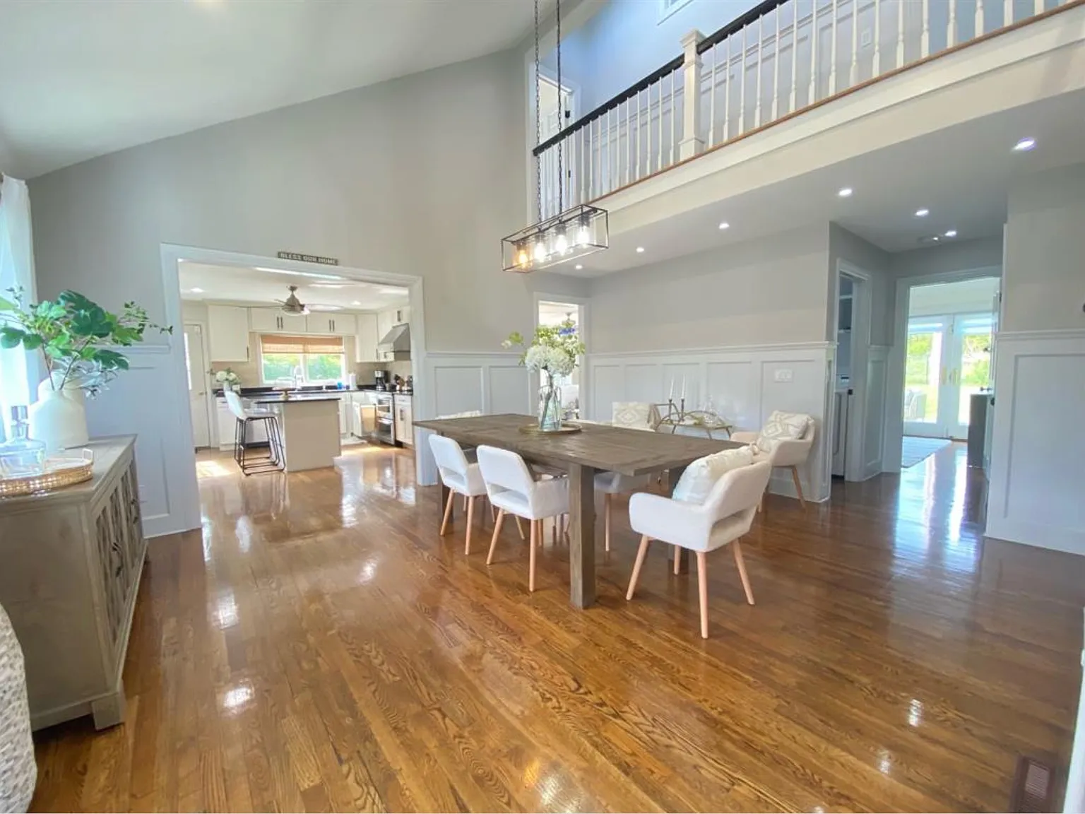 Luxurious Renovated, 5 Bedroom, 5 Bath, Colonial,In-ground Pool — Photo 4