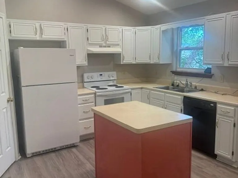 2601 Flintwood Ct — Photo 3
