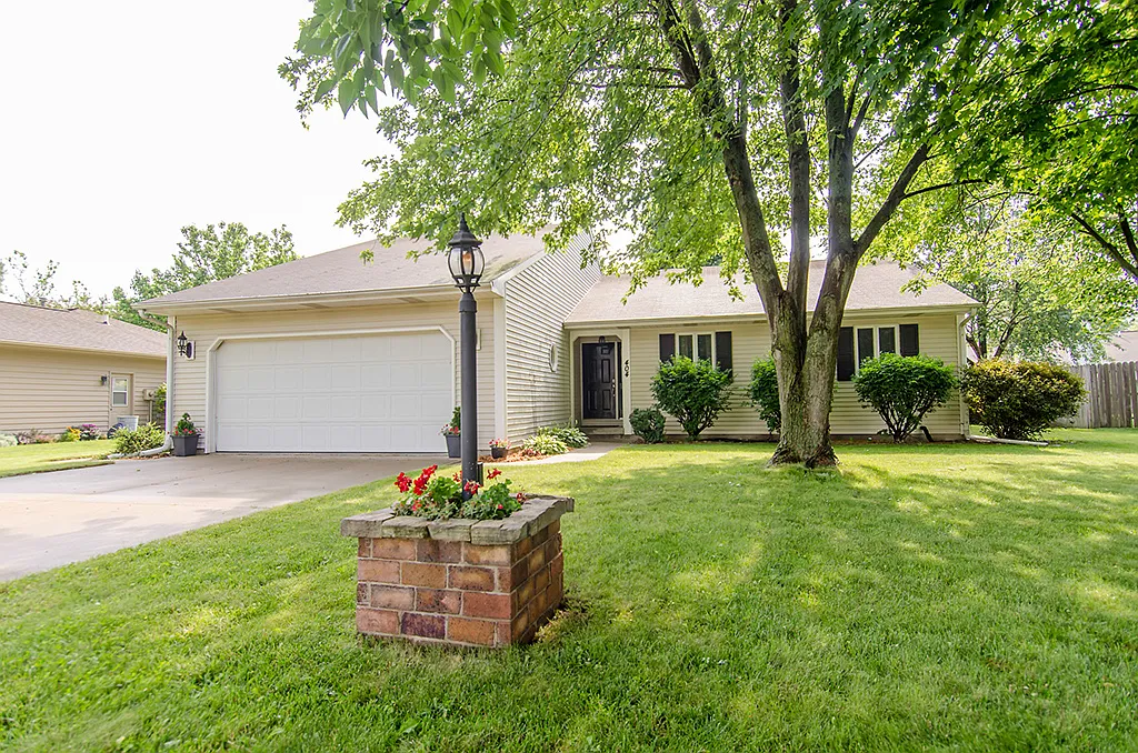 404 Crestwood Dr photo 1