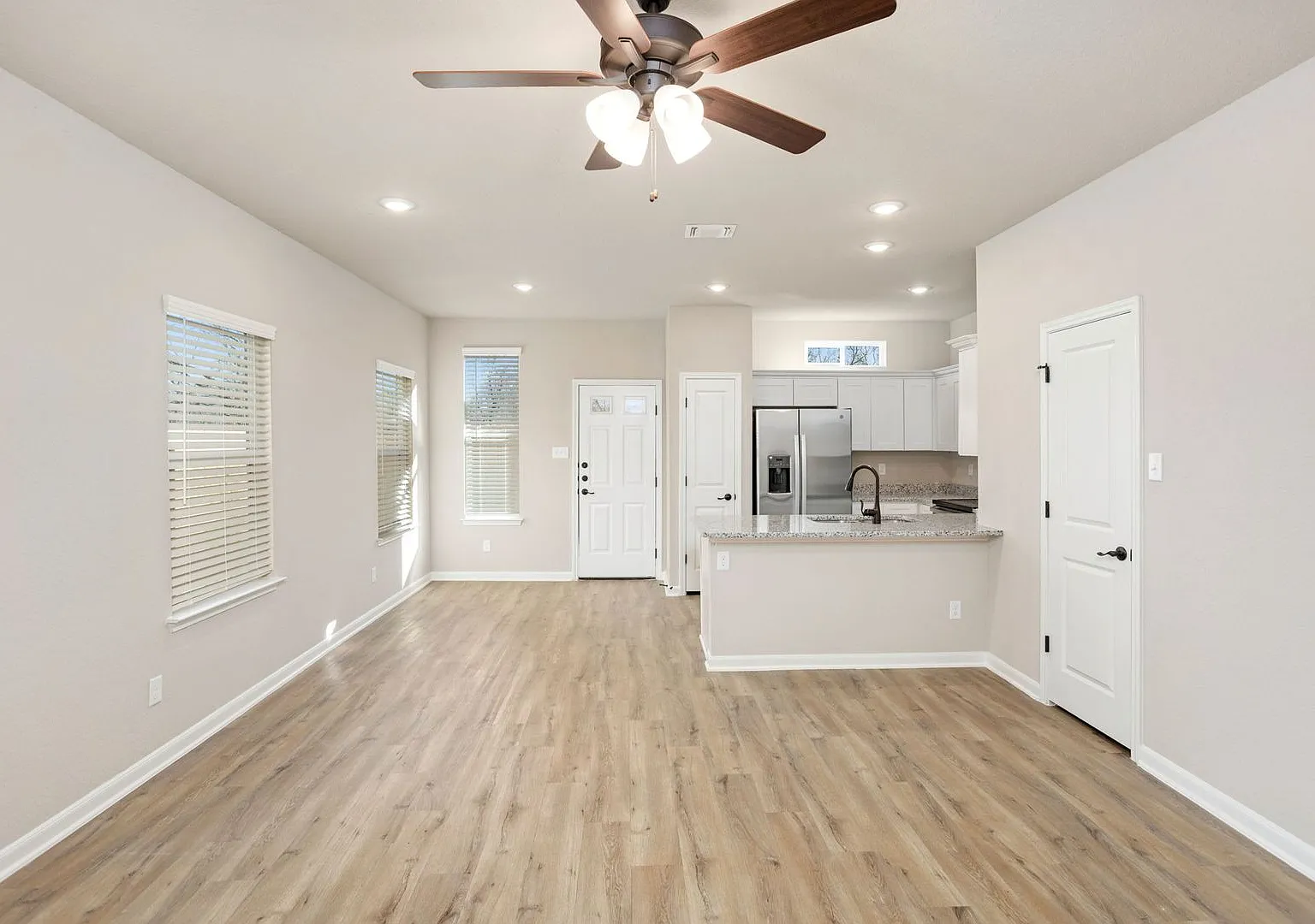 One Month Free Rentlimited-Time Move-In Special! $1395 — Photo 3