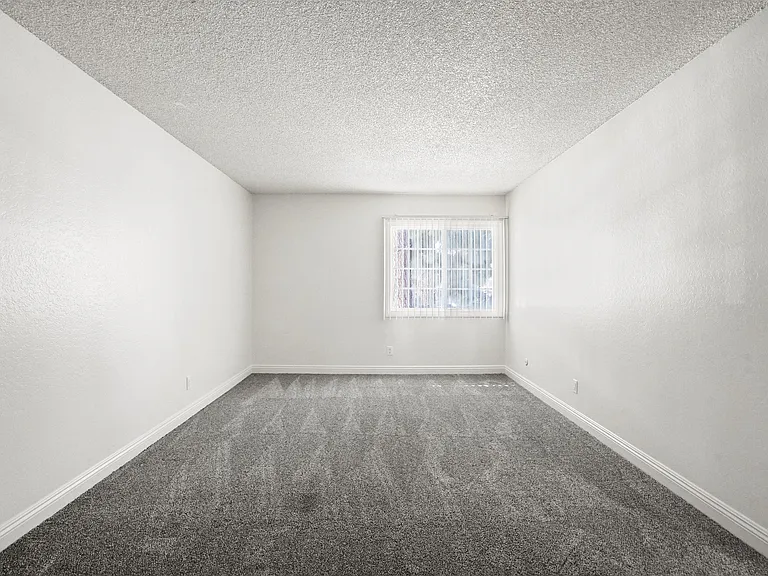Stonehedge Apartments — Photo 15