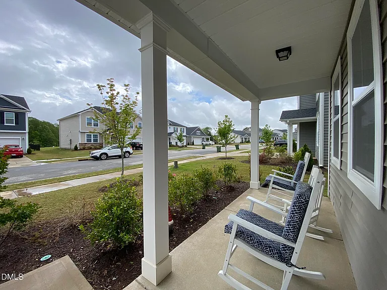 913 Briar Gate Dr — Photo 2