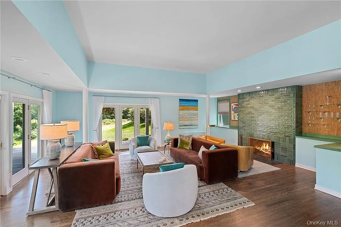 5 bed, 4.5 bath, 4530 sqft, $15,000 — Photo 3
