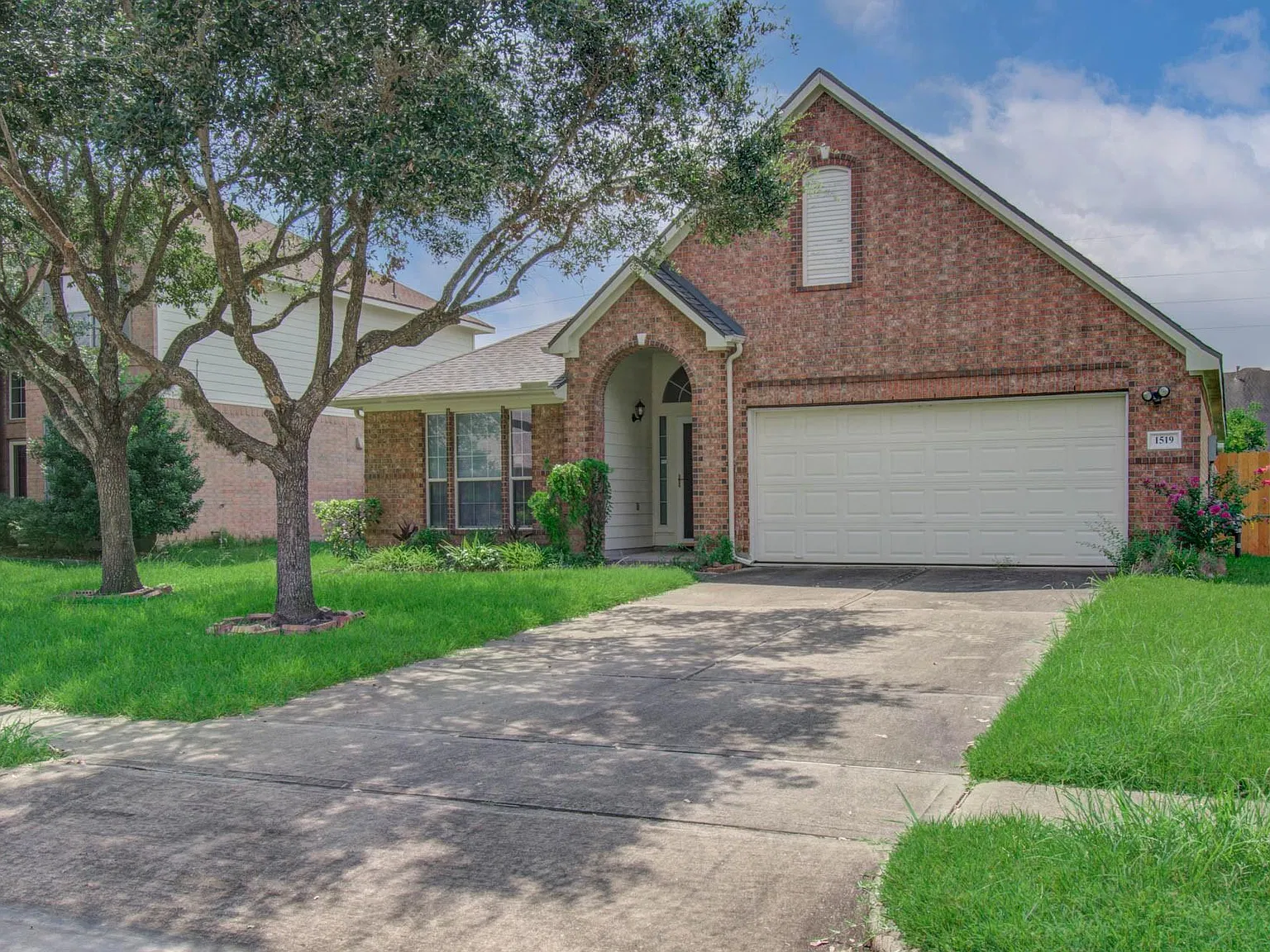 3 bed, 2.0 bath, 1990 sqft, $2,300 — Photo 2