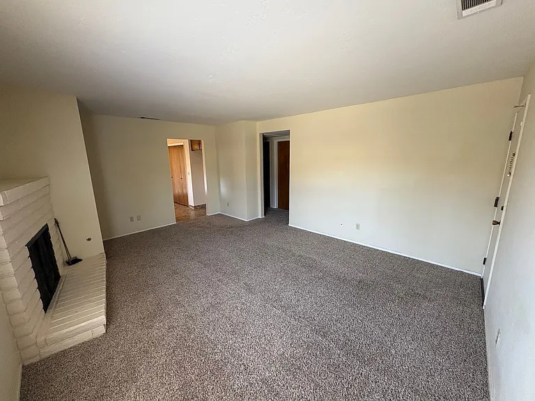 807-811 W Arlen Ct — Photo 14