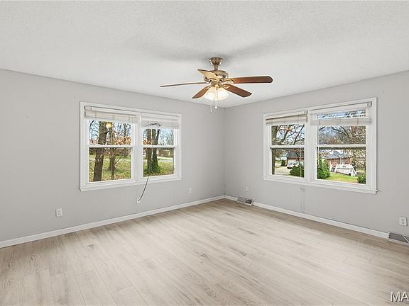 5th image of 902 Albert St