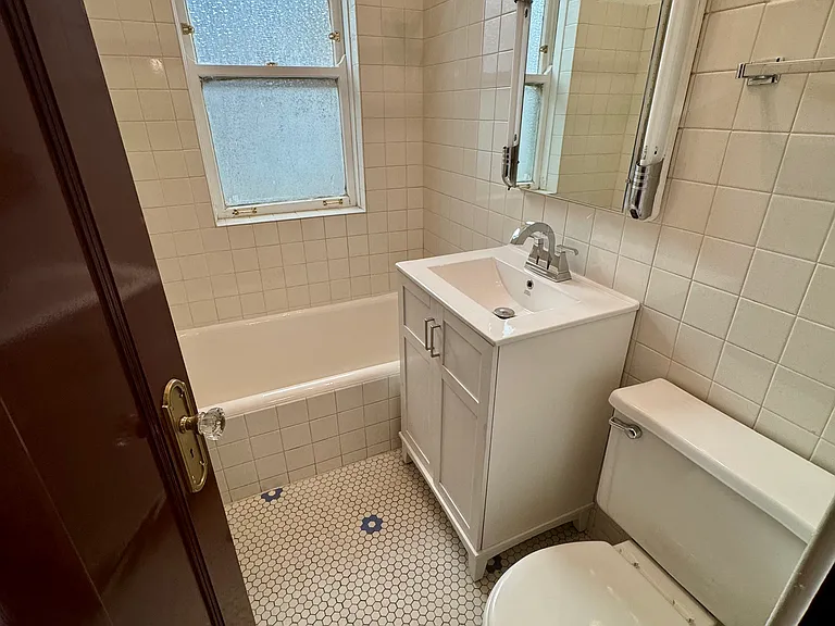 2223 W Argyle St #2 — Photo 9