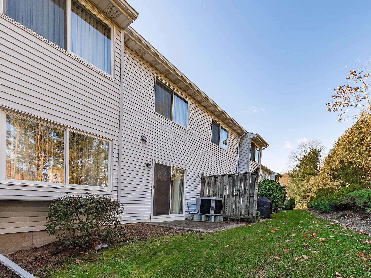 2 bed, 1.5 bath, 1290 sqft, $2,400 — Photo 4