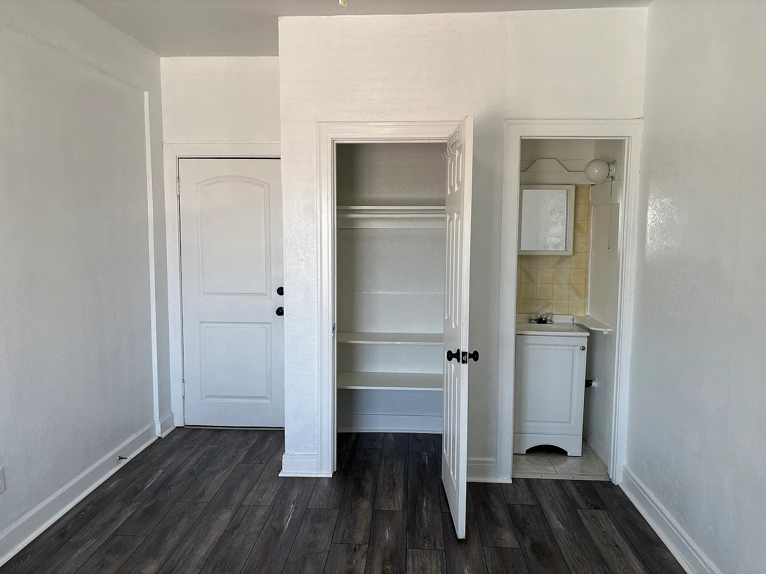 Studio, 300 sqft, $1,300 — Photo 3