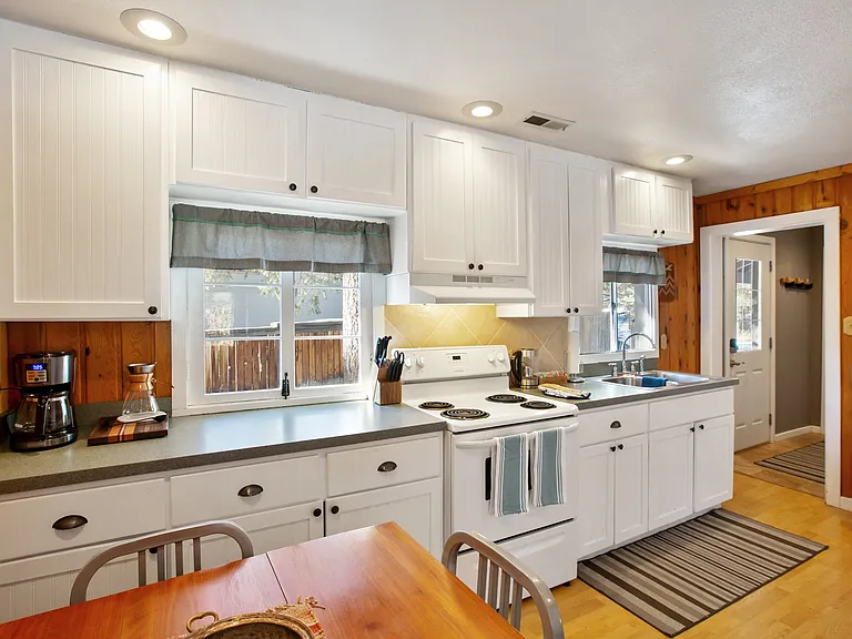 321 E Gunnison Ave — Photo 10
