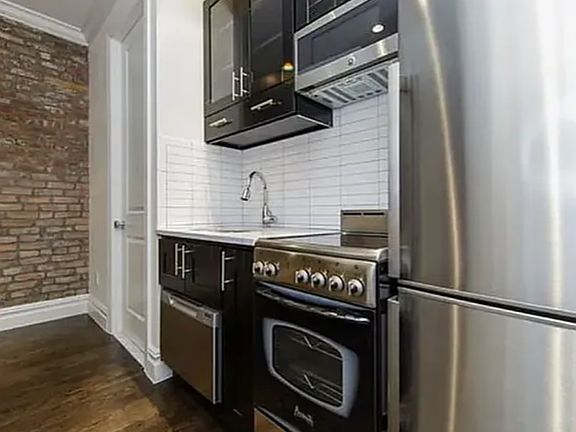 5th image of 222 E 12th St #5D