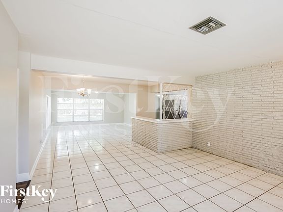 3rd image of 679 W Melrose Cir