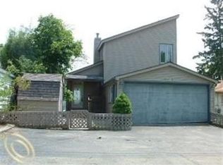 2628 Desmond Rd, Waterford, MI 48329