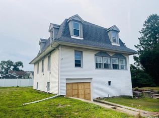 49 Gladys St, Lindenhurst, NY 11757