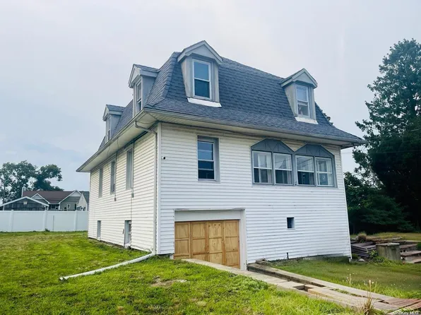 49 Gladys Street, Lindenhurst, NY 11757