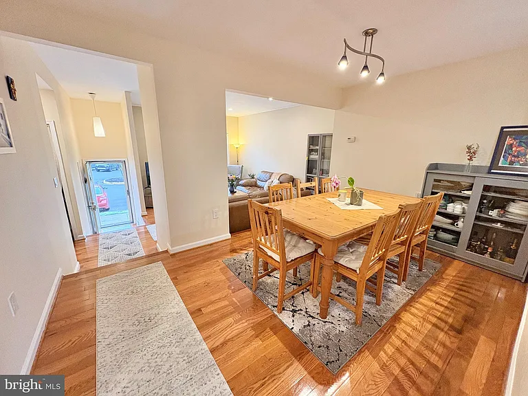 9710 Lakepointe Dr — Photo 2