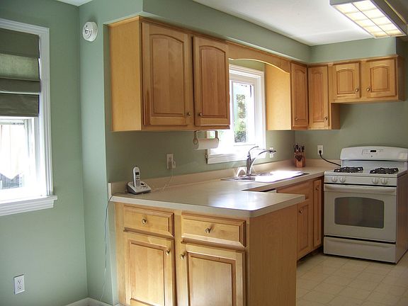 Kichen and eat in area