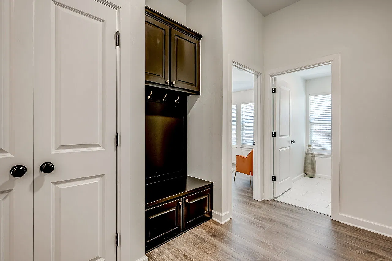 3 bed, 2.0 bath, 2149 sqft, $2,350 — Photo 2