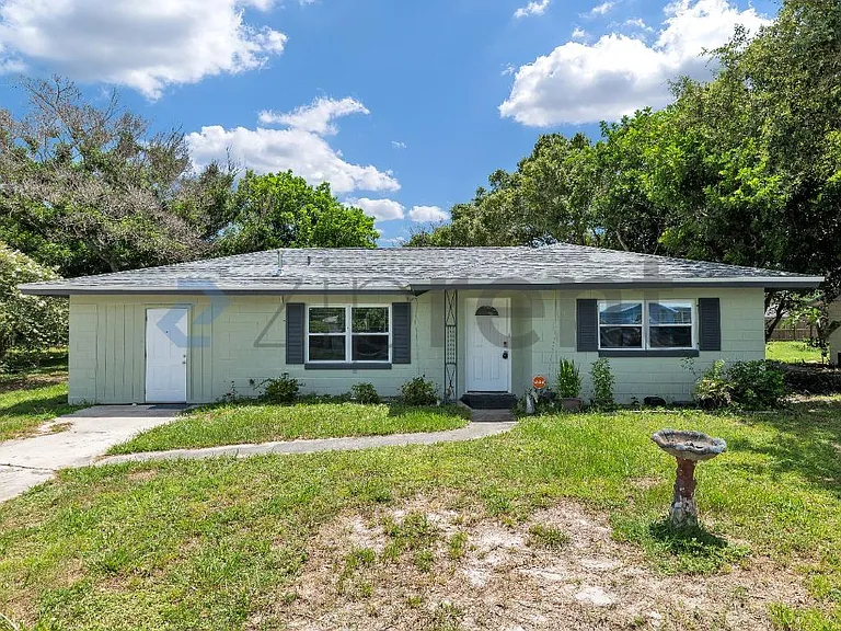 202 Essex Dr — Photo 1