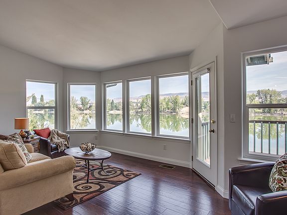 Bright light & views!