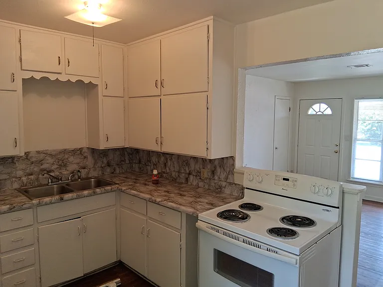 1907 NW Hoover Ave — Photo 4