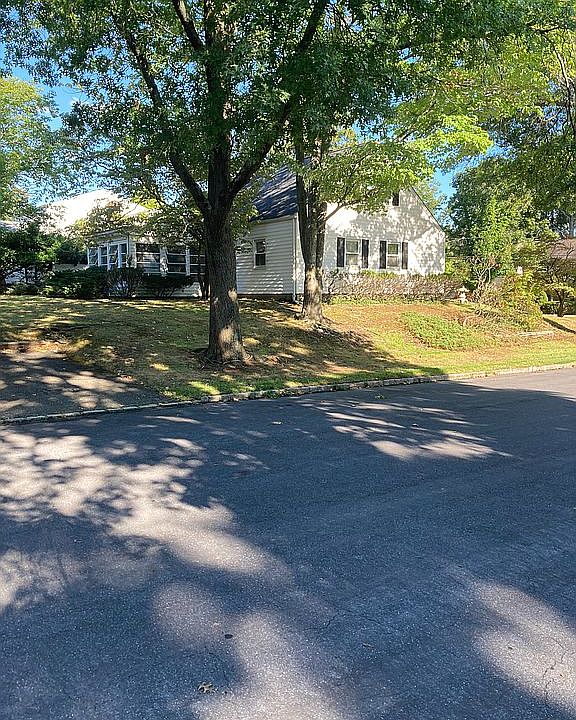 2nd image of 77 Elmwood Dr