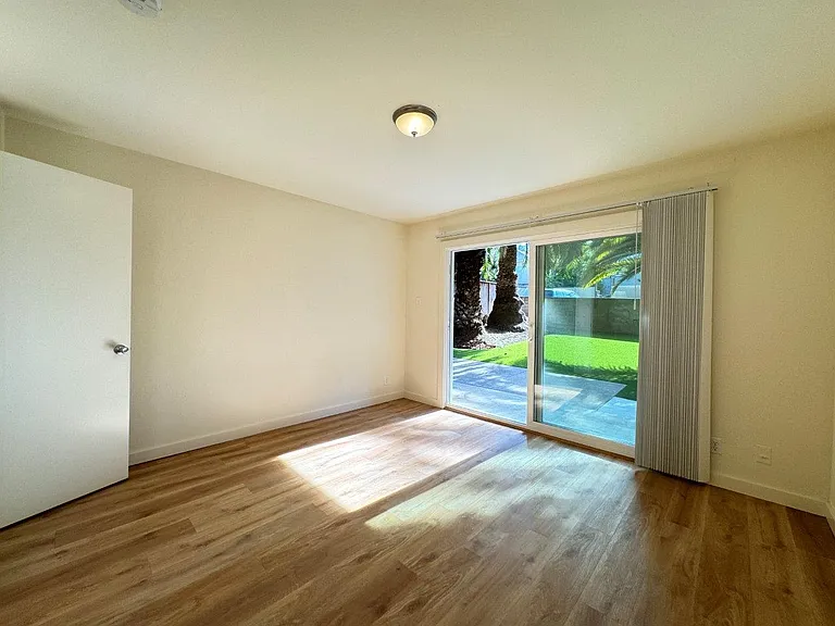 1555 Oxford Street — Photo 24