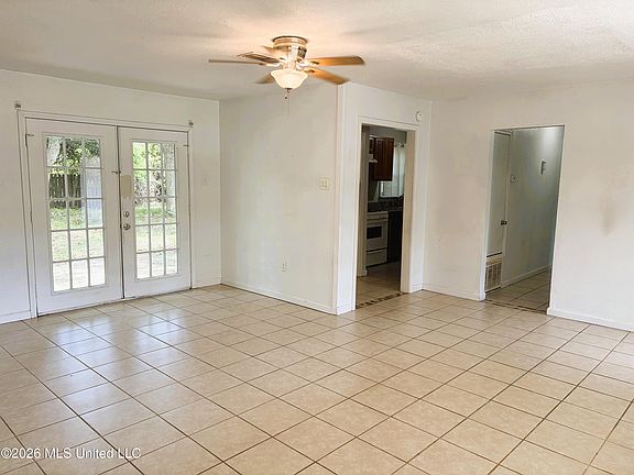 5th image of 13 Linda Ln