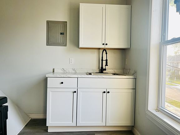 2nd image of 915 W Lapeer St #2