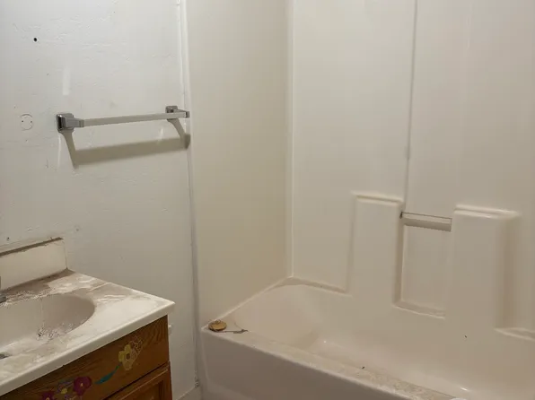 905 1/2 Pearl St Unit A, Bakersfield, CA 93305