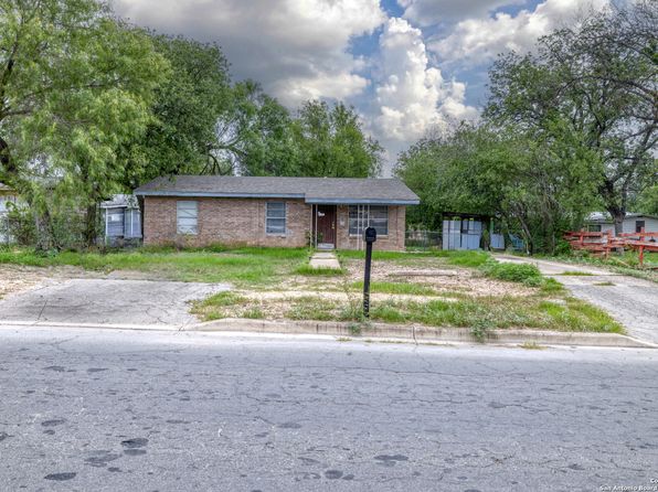 134 Cardwell, Uvalde, TX 78801