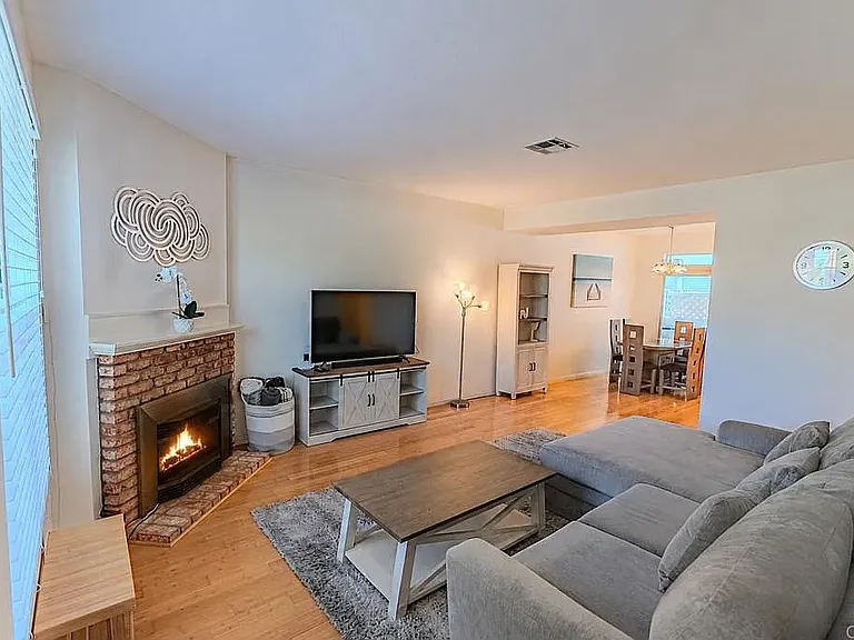211 Dahlia Ave — Photo 3