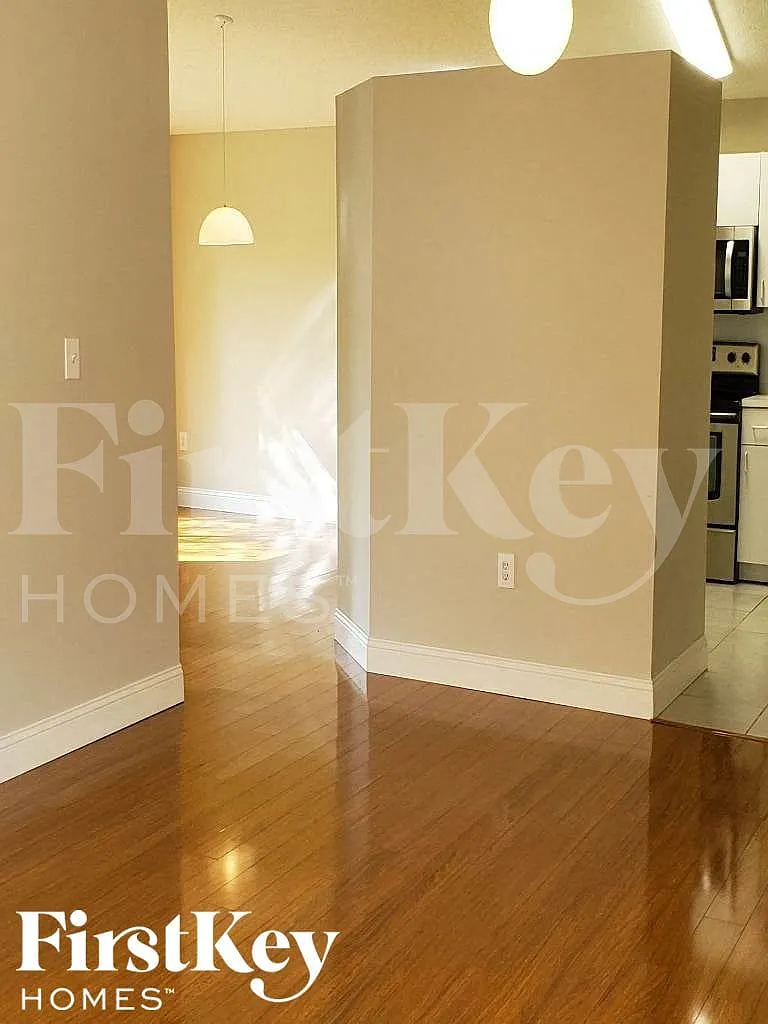 3 bed, 2.0 bath, 1249 sqft, $3,045 — Photo 2