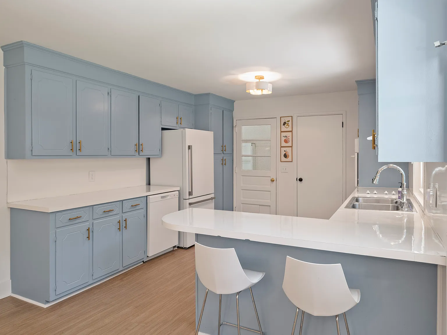 3 bed, 1400 sqft, $3,000 — Photo 3