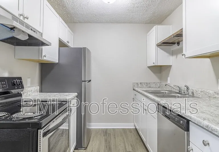 136 Kingsridge Dr — Photo 4