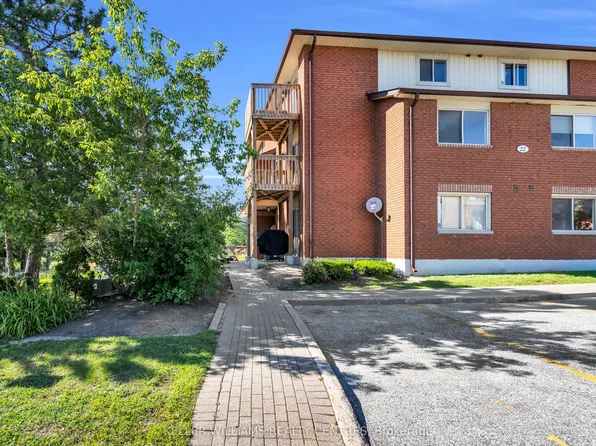 22 Meadow Ln #2, Barrie, ON L4N 7K2