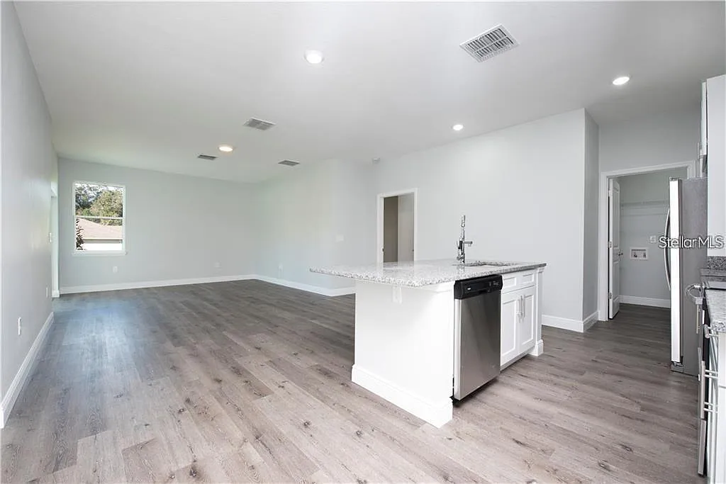 3 bed, 2.0 bath, 1270 sqft, $2,297 — Photo 4