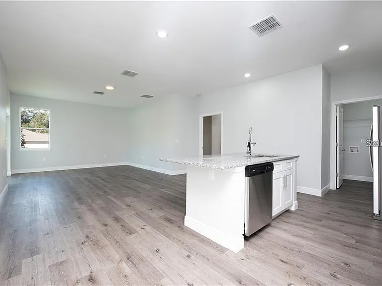 574 Geraldine Dr — Photo 4