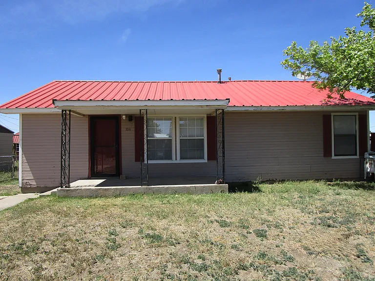 104 Pecan St — Photo 1