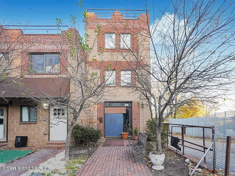 703 Bay St — Photo 1