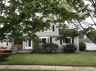 38 Mohawk Dr, North Babylon, NY 11703
