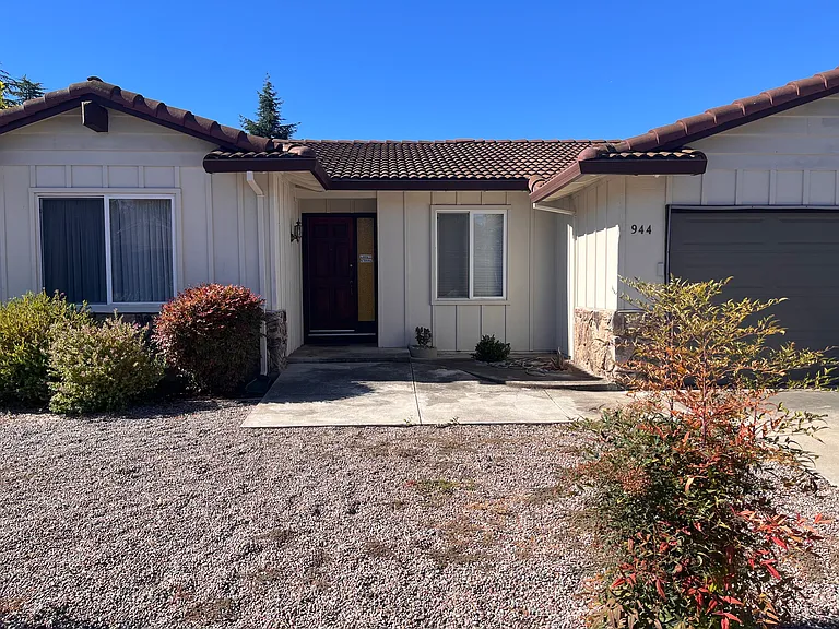 944 Erica Dr — Photo 2