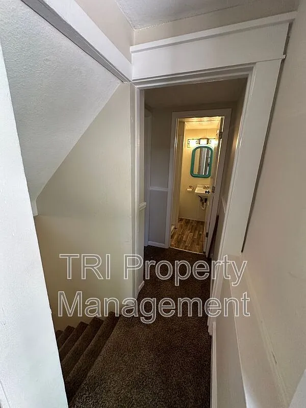 3 bed, 1.0 bath, $1,400 — Photo 2