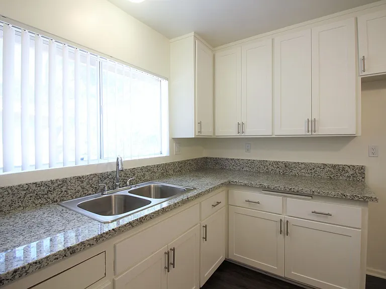 Linden Court Apartments — Photo 100