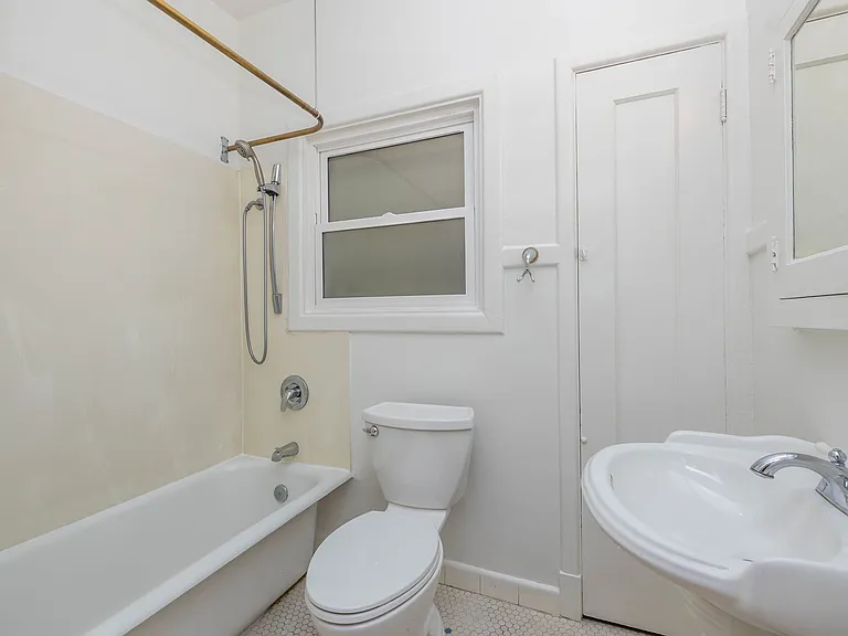 226 Athol — Photo 8