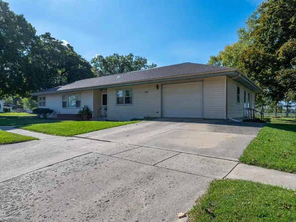 710 S 8th St, Oregon, IL 61061