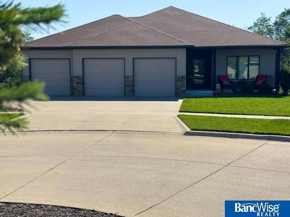 9547 Eastview Rd, Lincoln, NE 68505