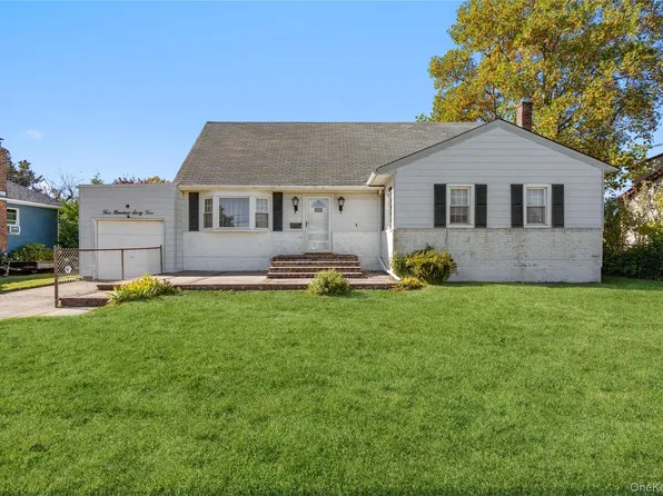 564 Center Briarwood Avenue, West Islip, NY 11795