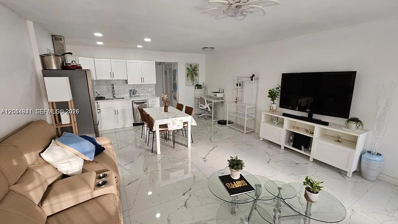 Oakridge S Condo — Photo 1